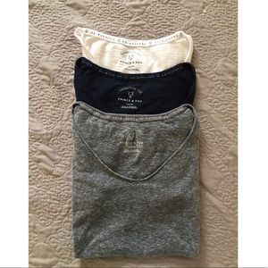 3 PACK of V-neck Tee’s